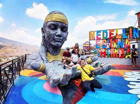 graffiti tour medellin.